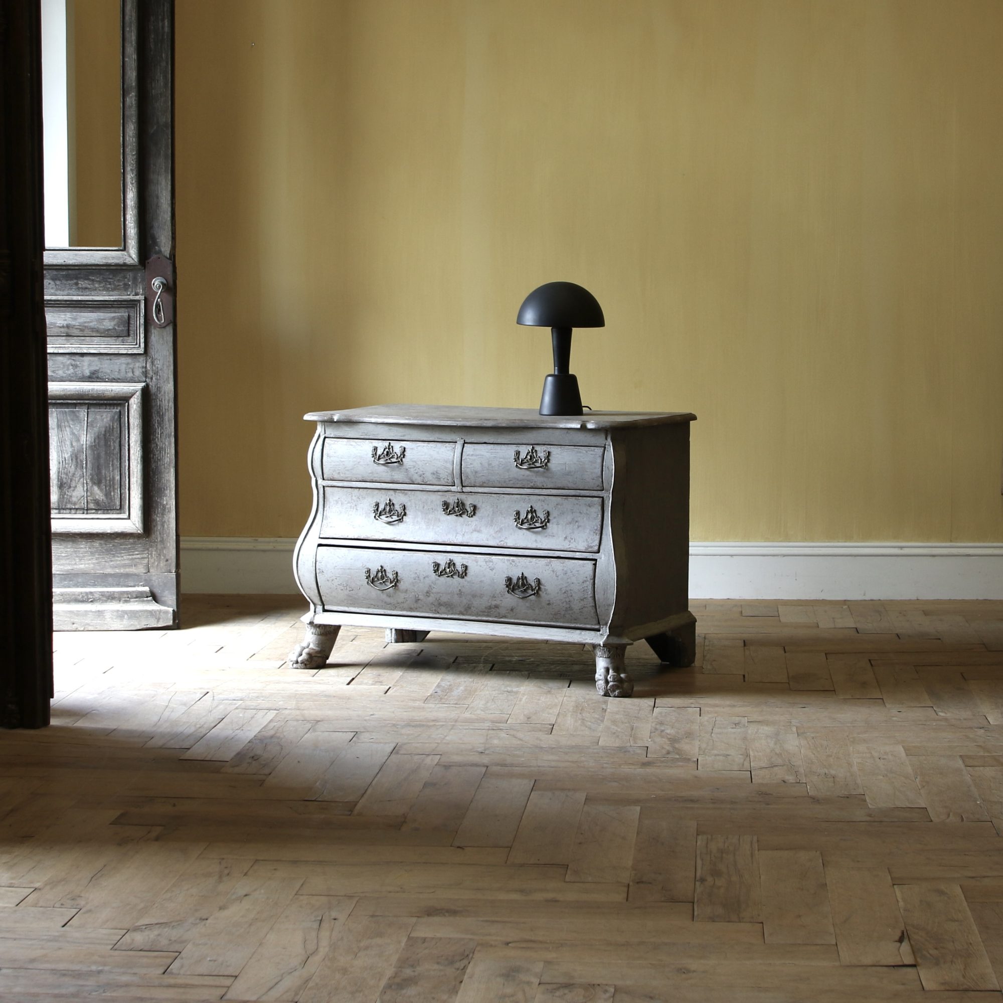 156-39 - Dutch Bombe Commode